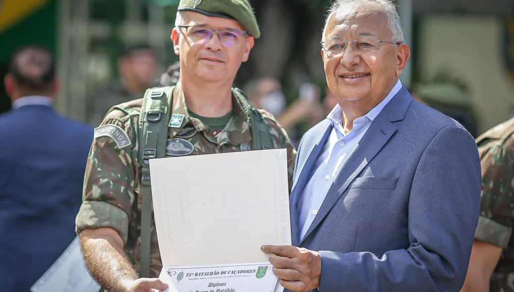 Dr. Pessoa recebe homenagem do 25º BC