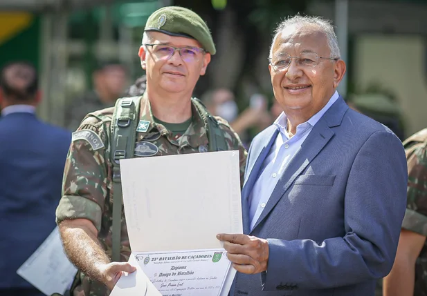 Dr. Pessoa recebe homenagem do 25º BC