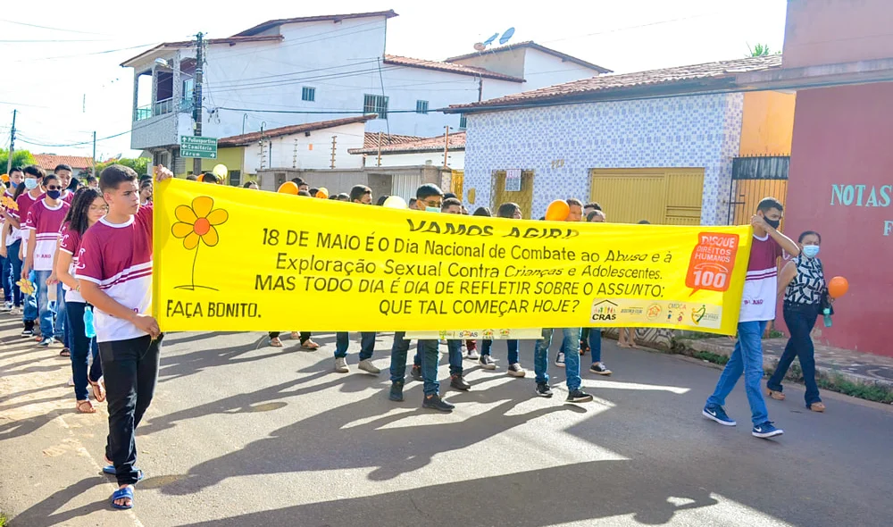 Durante a caminhada, os profissionais e alunos percorreram as principais ruas da cidade