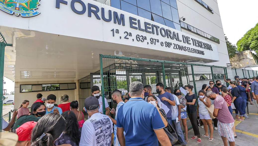 Eleitores fazem fila em frente ao Fórum