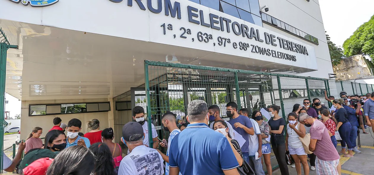 Eleitores fazem fila em frente ao Fórum