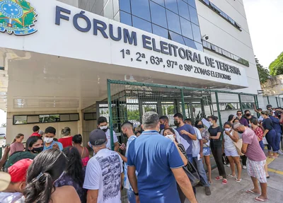 Eleitores fazem fila em frente ao Fórum