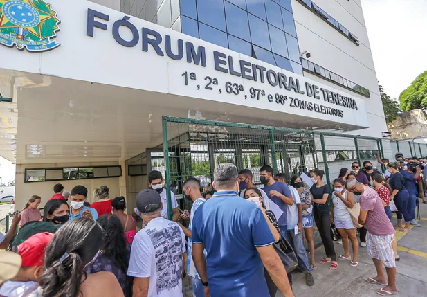 Eleitores fazem fila em frente ao Fórum