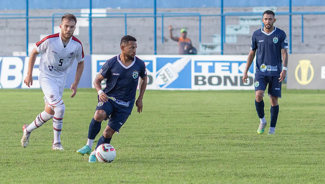 Elielton com a bola