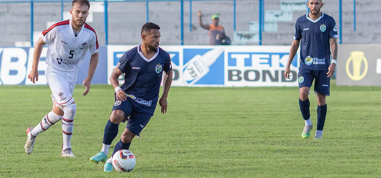 Elielton com a bola
