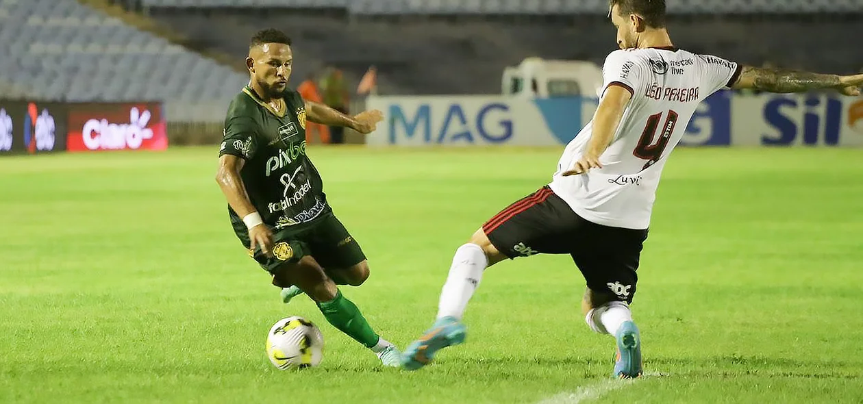 Elielton e Léo Pereira no confronto entre Altos e Flamengo
