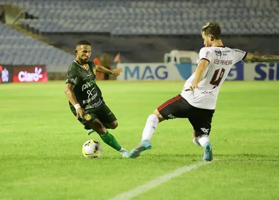 Elielton e Léo Pereira no confronto entre Altos e Flamengo
