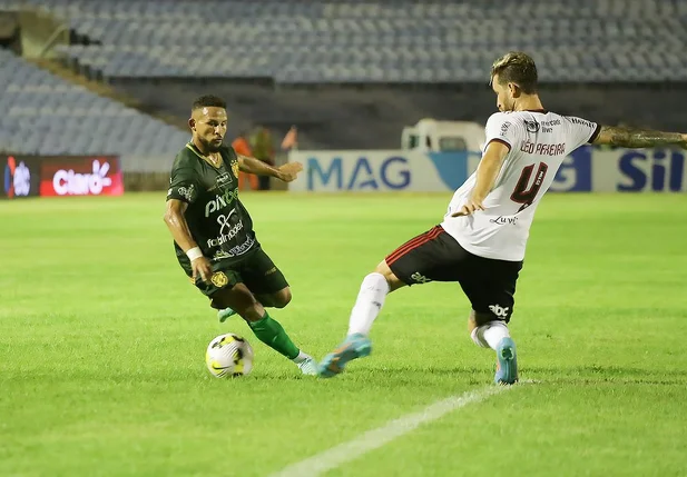 Elielton e Léo Pereira no confronto entre Altos e Flamengo