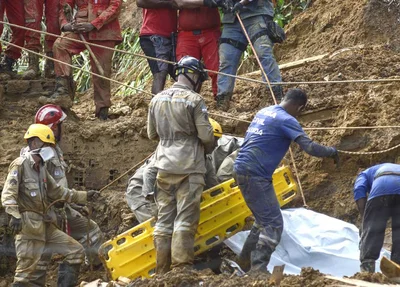 Equipes de resgate em área da Grande Recife afetada por deslizamentos de terra