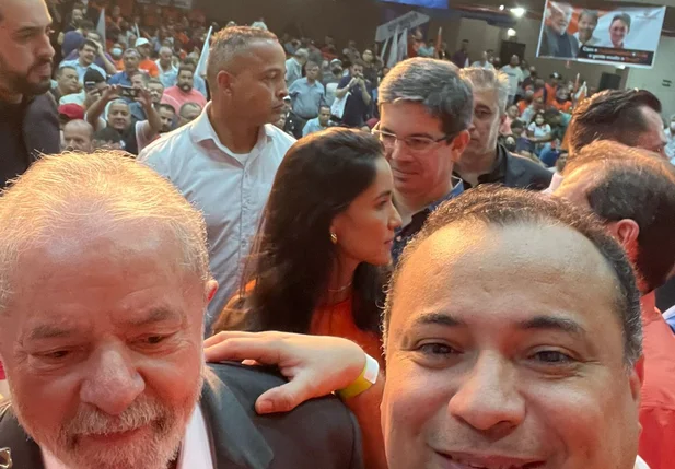 Evaldo Gomes ao lado de Lula
