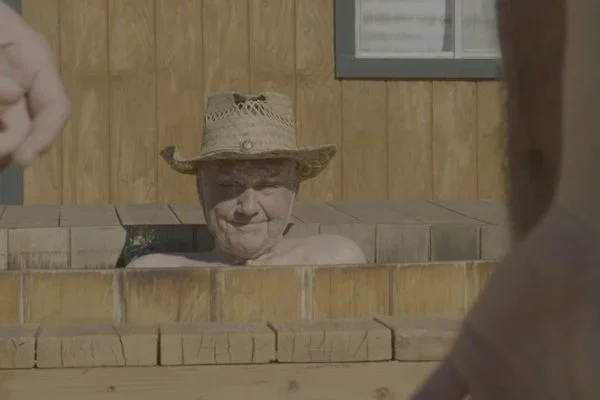 Ex-padre vira ator pornô gay aos 83 anos