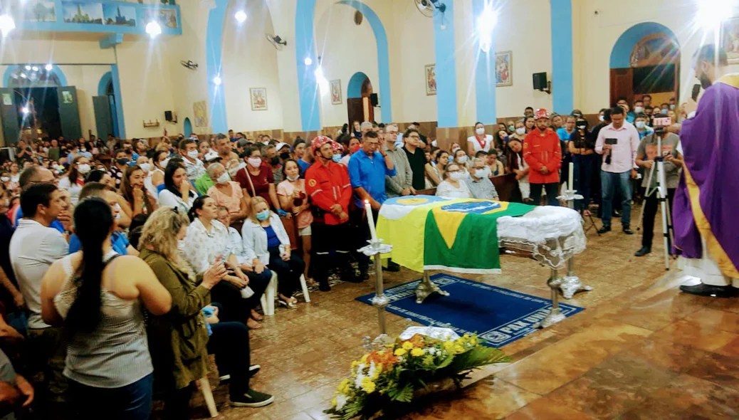 Familiares e amigos se despedem de Alvimar Martins