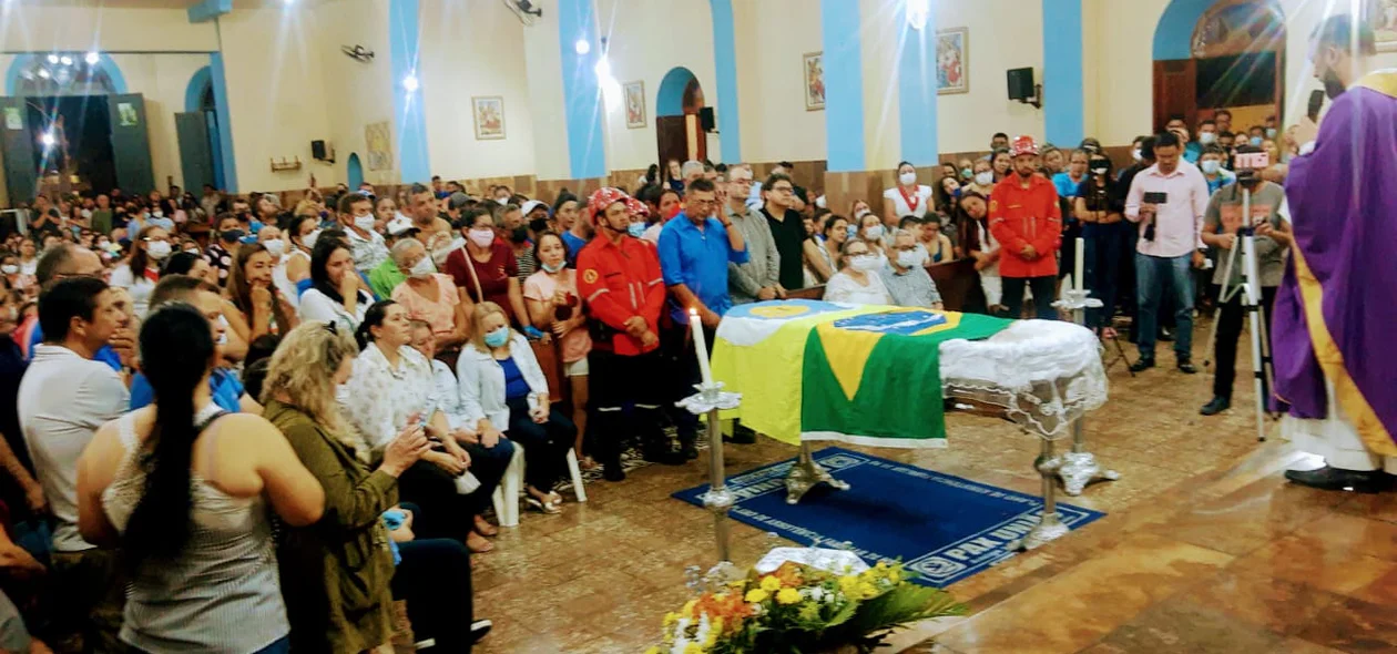 Familiares e amigos se despedem de Alvimar Martins