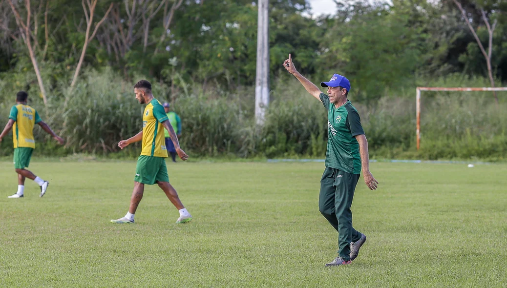 Fernando Tonet  comanda o treino do Altos