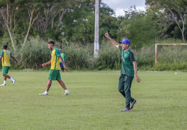 Fernando Tonet  comanda o treino do Altos