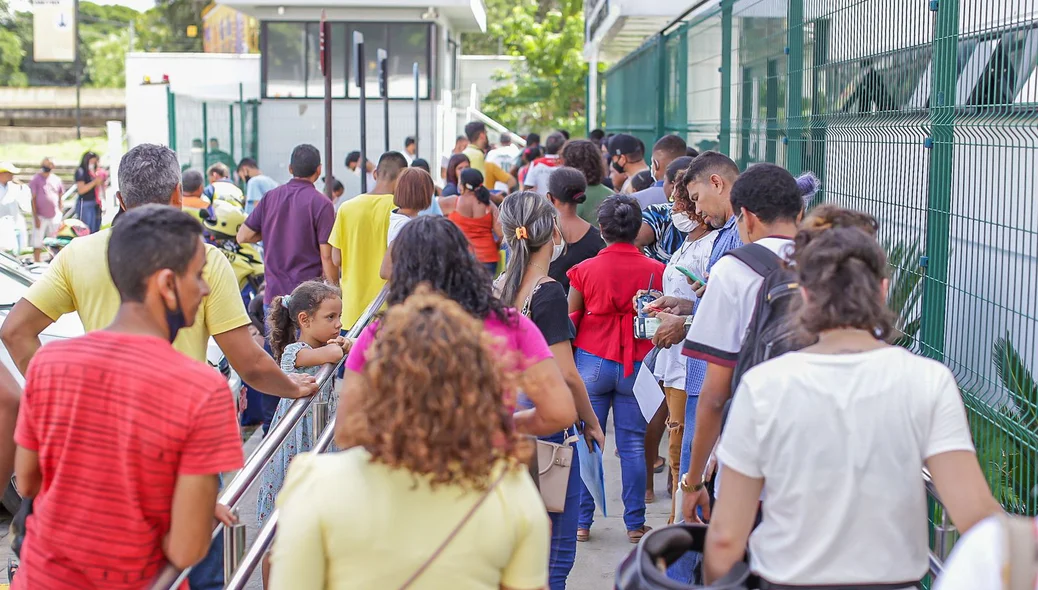 Fila para entrar no Fórum Eleitoral de Teresina