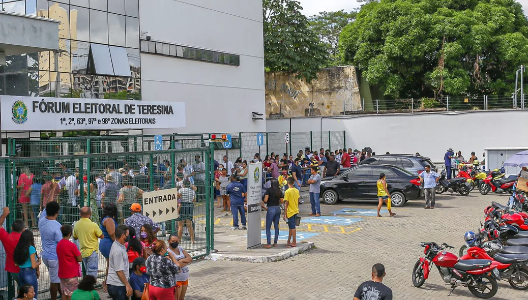 Filas em frente ao Fórum Eleitoral de Teresina