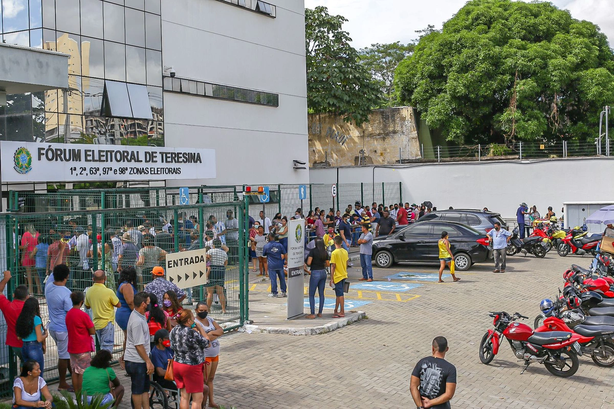 Filas em frente ao Fórum Eleitoral de Teresina