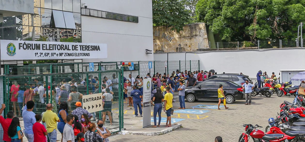 Filas em frente ao Fórum Eleitoral de Teresina