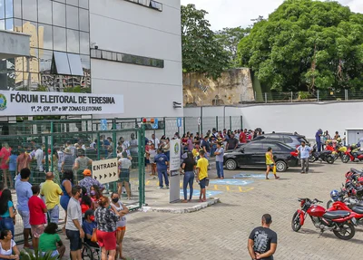Filas em frente ao Fórum Eleitoral de Teresina