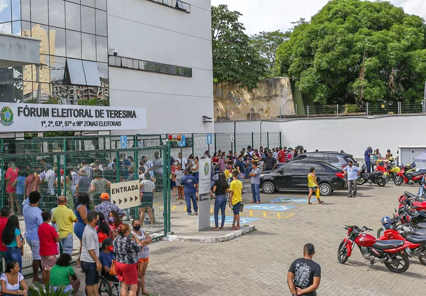 Filas em frente ao Fórum Eleitoral de Teresina