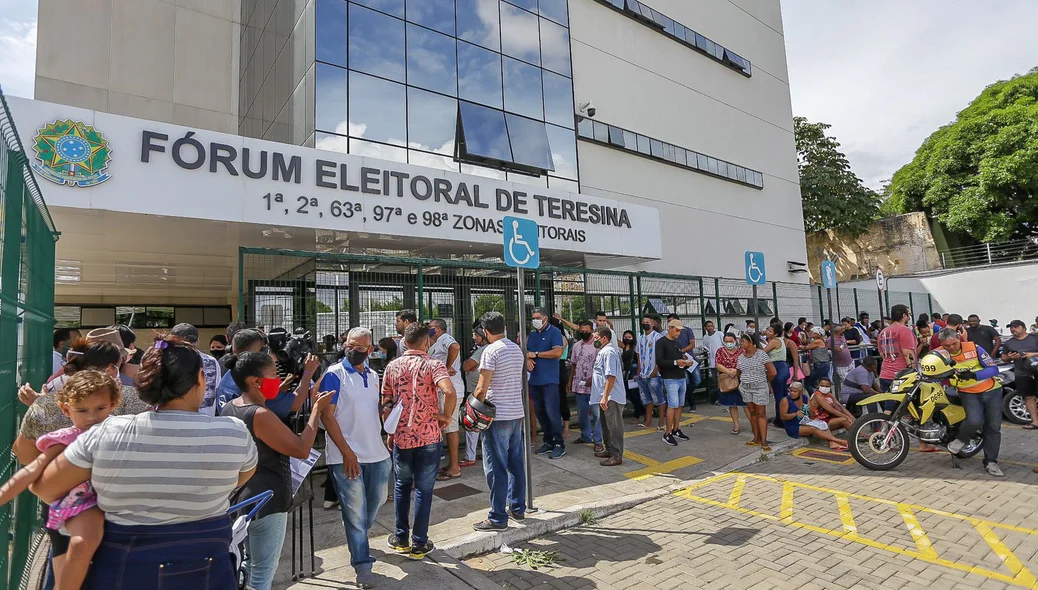 Filas no Fórum Eleitoral de Teresina