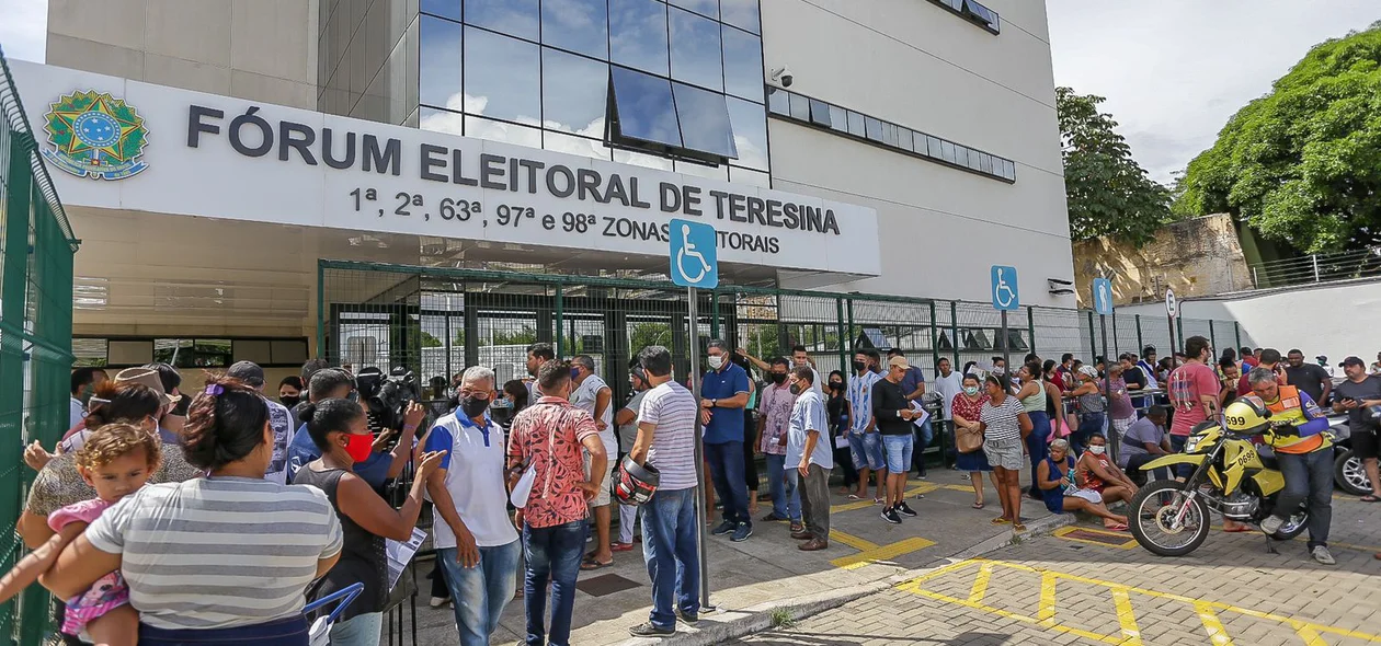 Filas no Fórum Eleitoral de Teresina