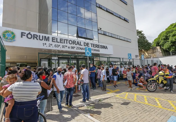 Filas no Fórum Eleitoral de Teresina
