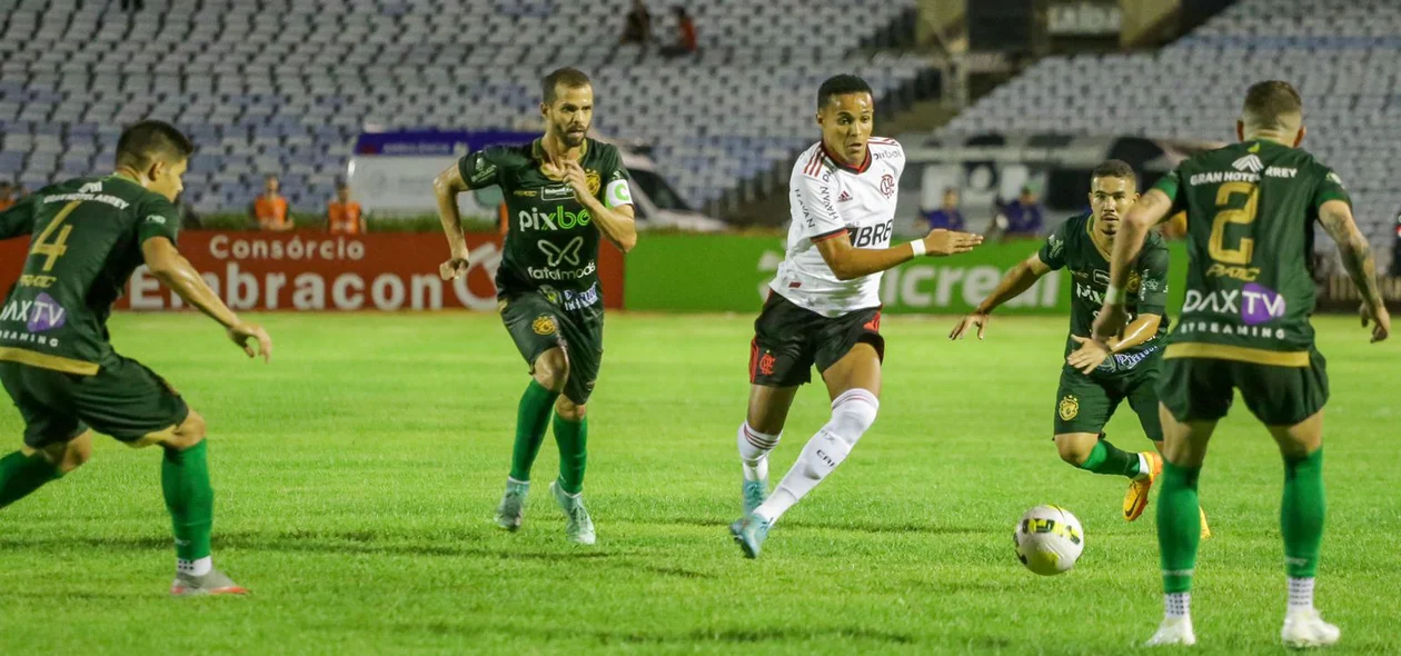 Flamengo passou sufoco, mas virou partida no segundo tempo