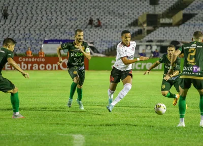 Flamengo passou sufoco, mas virou partida no segundo tempo