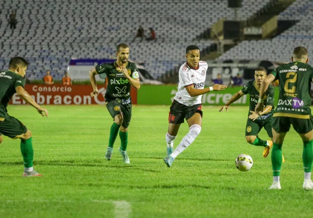 Flamengo passou sufoco, mas virou partida no segundo tempo