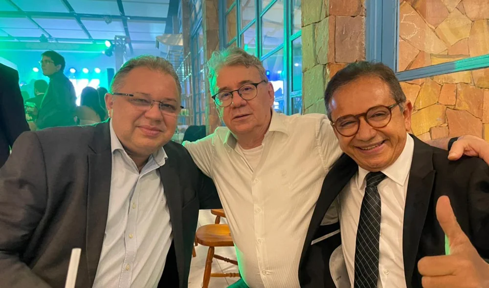 Florentino Neto ao lado de parlamentares