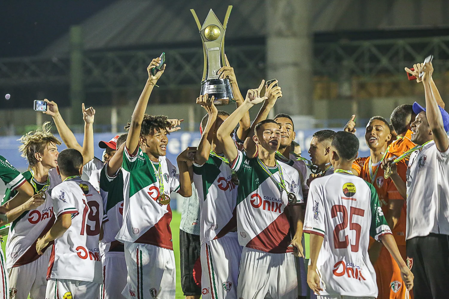 Campeão mundial com seleção Sub-17, goleiro do Fluminense celebra