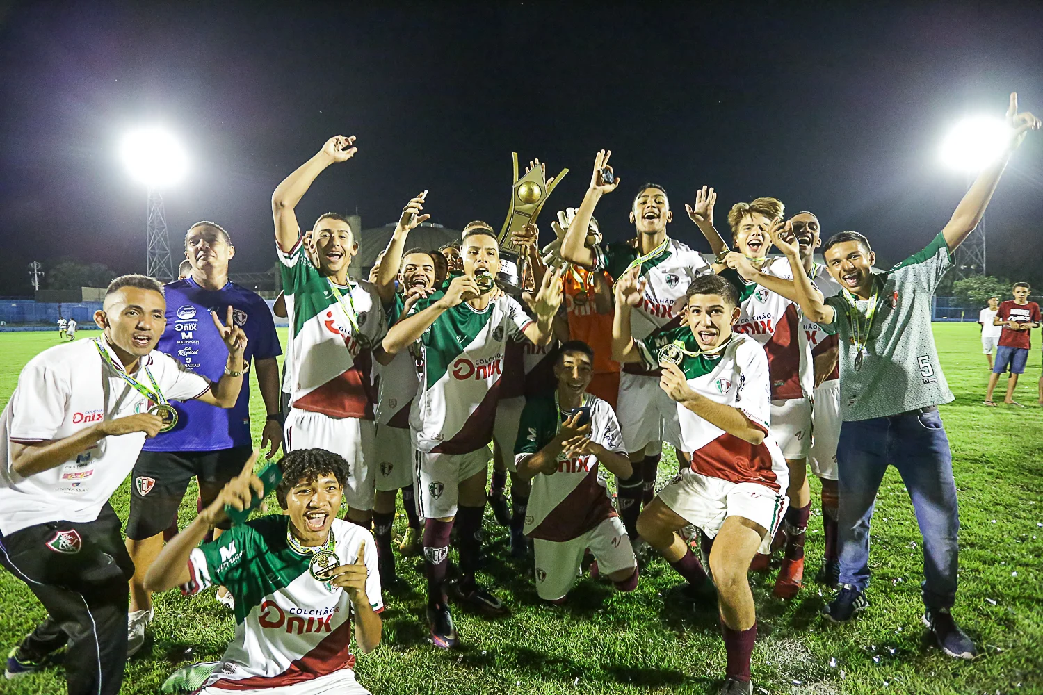 Campeão mundial com seleção Sub-17, goleiro do Fluminense celebra