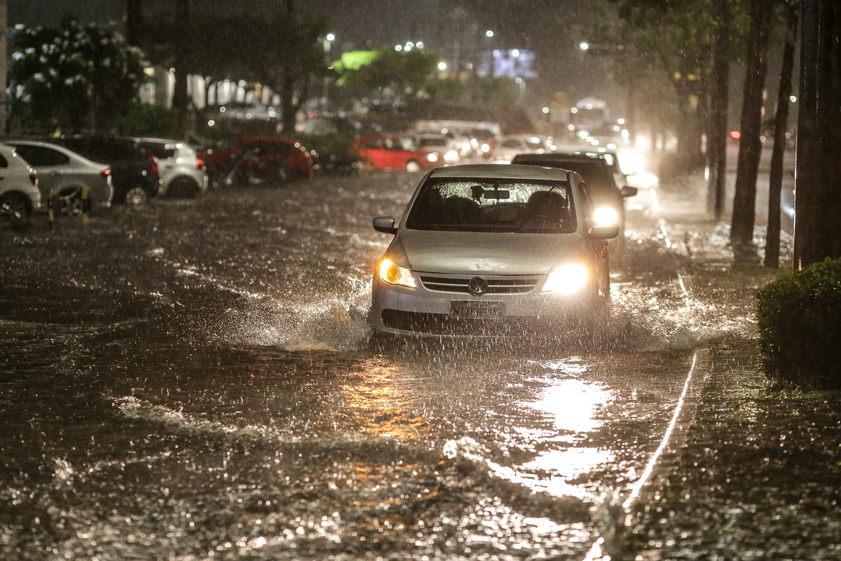 Forte chuva deixa Avenida Raul Lopes alagada