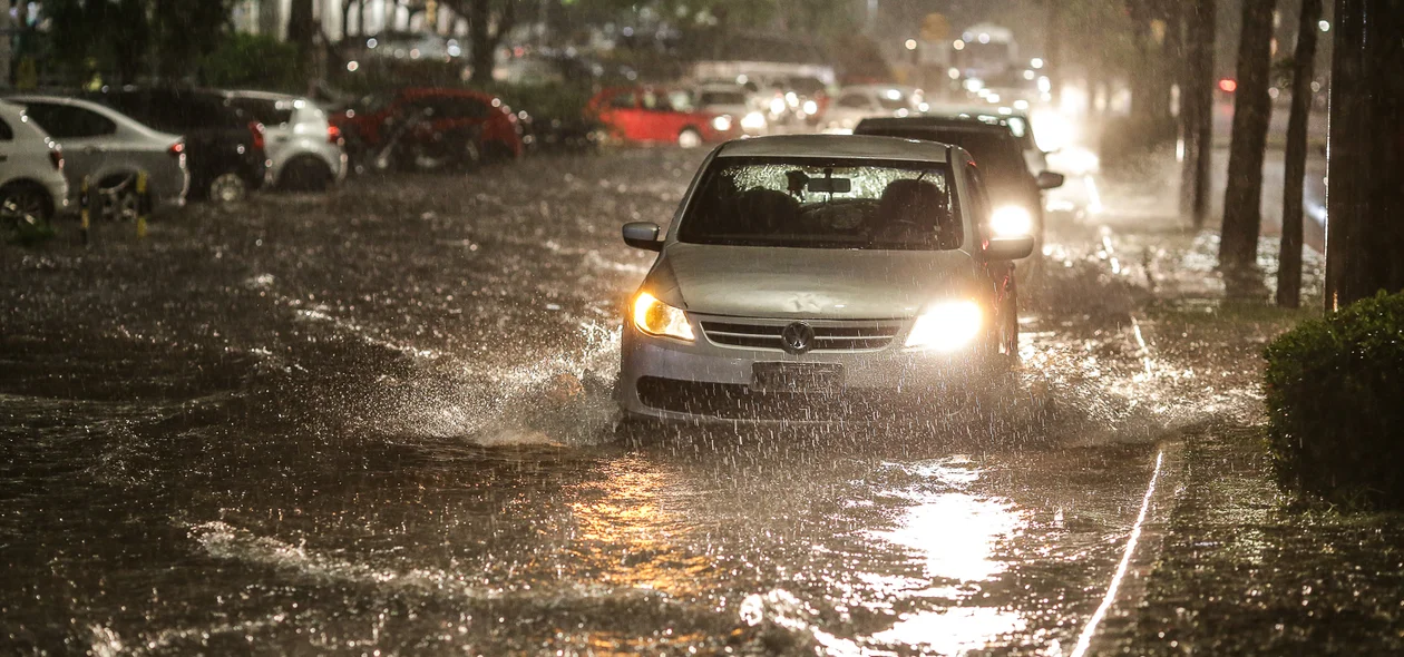 Forte chuva deixa Avenida Raul Lopes alagada