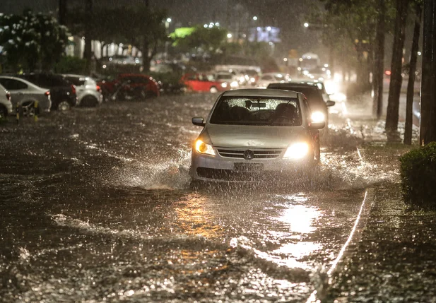 Forte chuva deixa Avenida Raul Lopes alagada