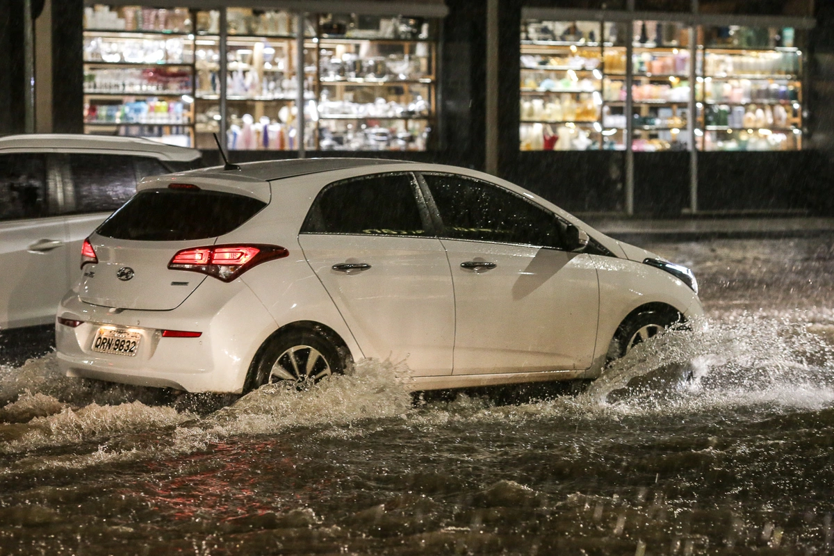 Forte chuva deixa ruas alagadas e causa transtornos