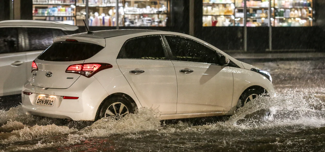 Forte chuva deixa ruas alagadas e causa transtornos