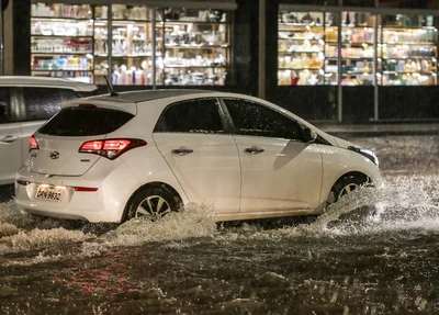 Forte chuva deixa ruas alagadas e causa transtornos