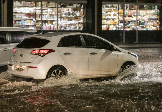 Forte chuva deixa ruas alagadas e causa transtornos