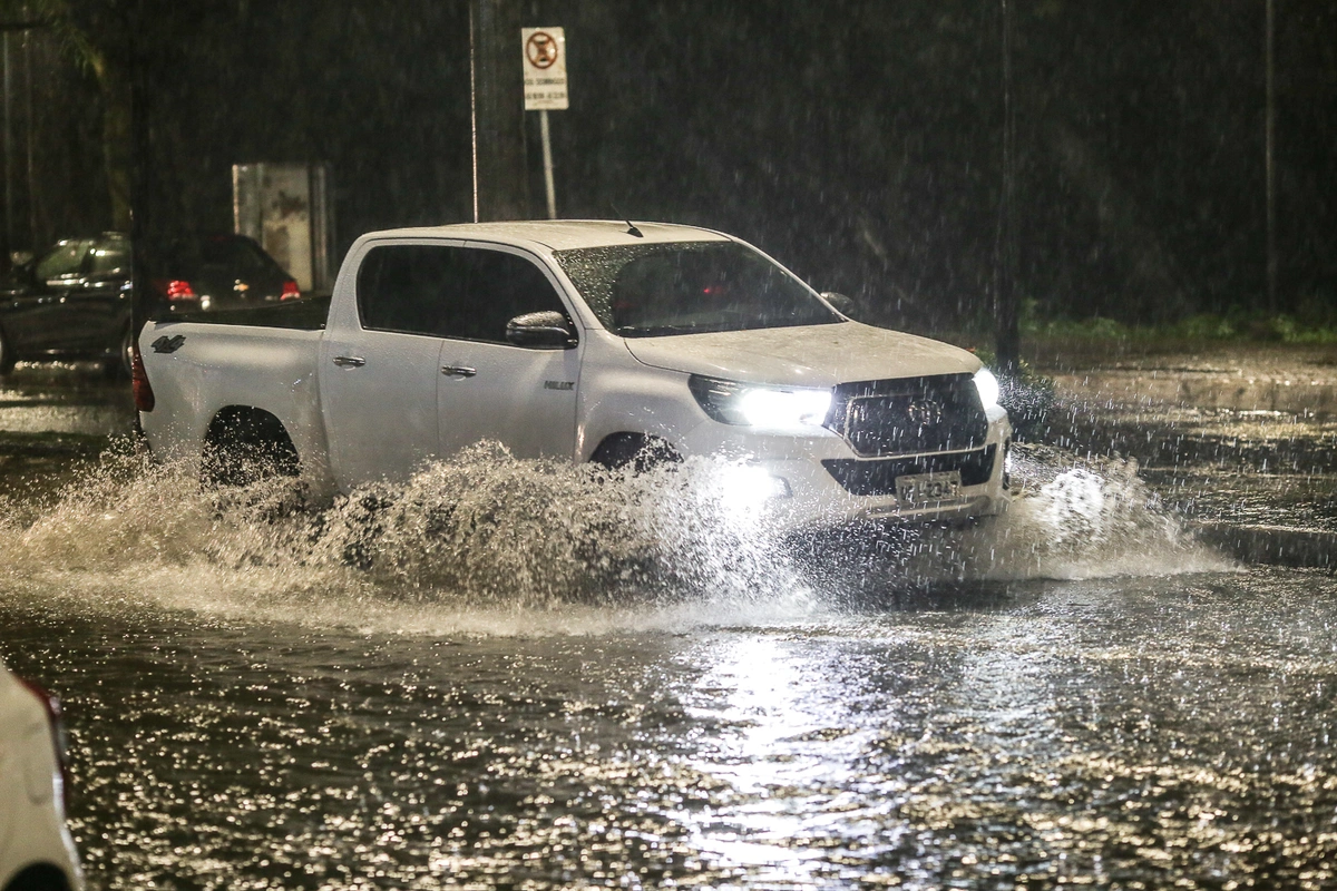 fortes chuvas deixam avenidas alagadas em Teresina