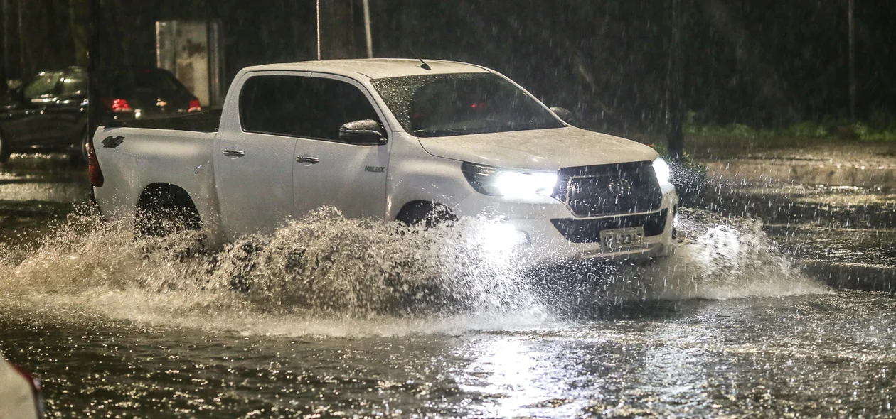 fortes chuvas deixam avenidas alagadas em Teresina