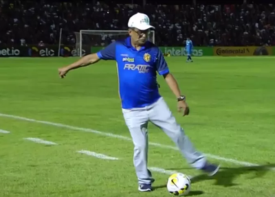 Francisco Diá, técnico do Altos, dando passe com estilo