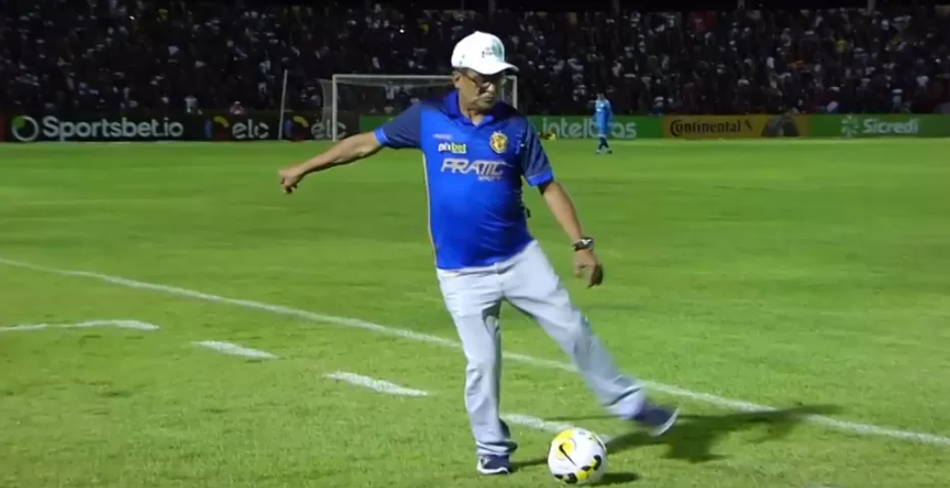 Francisco Diá, técnico do Altos, dando passe com estilo