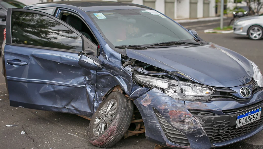 Frente do carro totalmente destruída