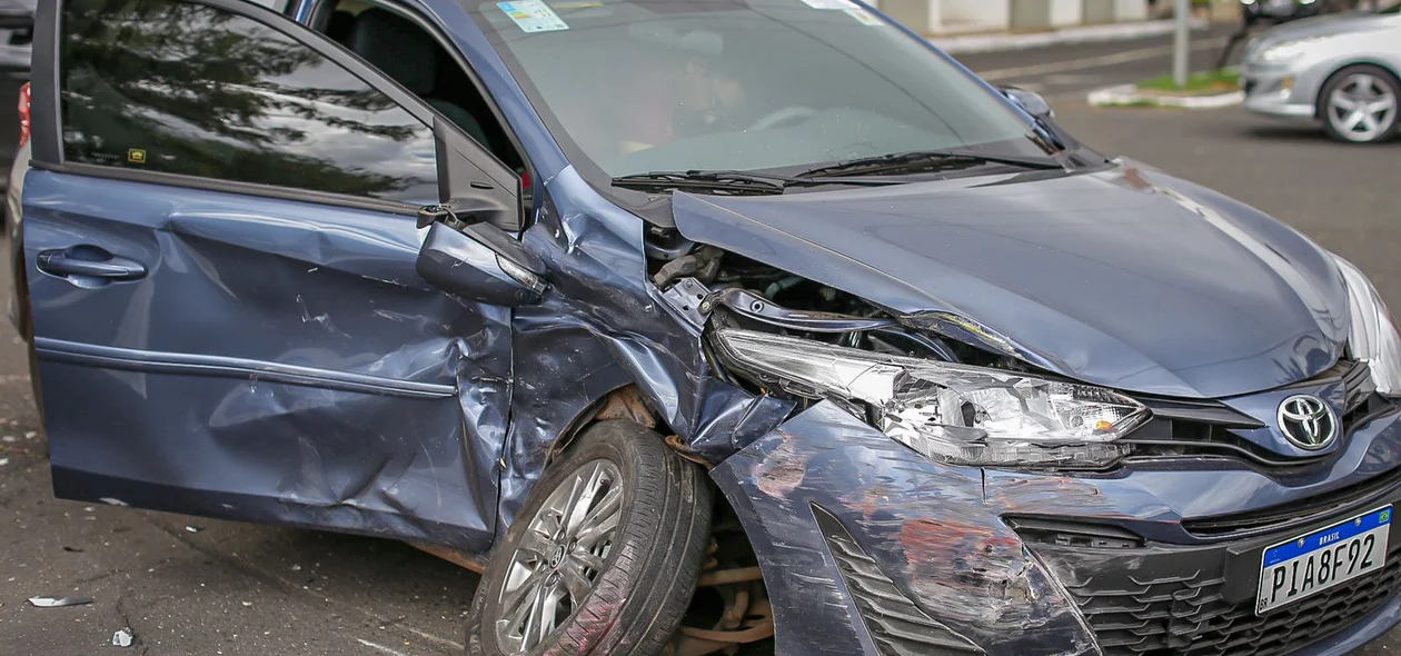 Frente do carro totalmente destruída