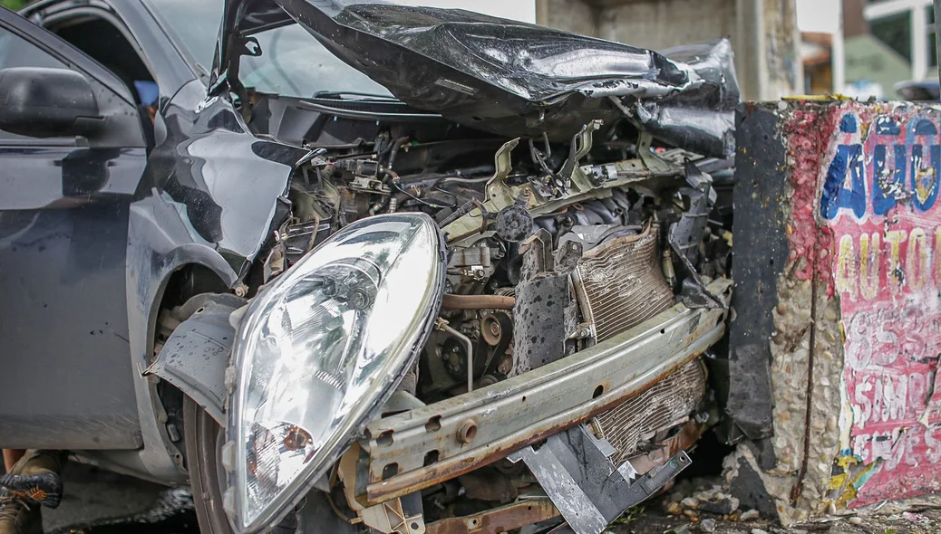 Frente do Nissan Versa totalmente destruída