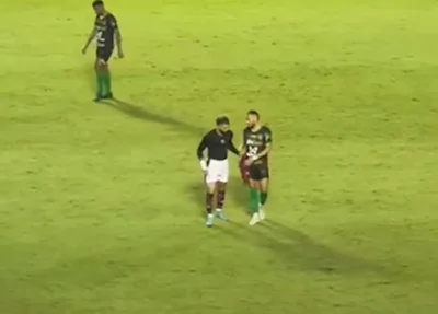 Gabigol entregando a camisa para Dieyson
