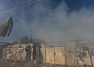 Garagem em chamas após ataque militar perto de estação de trem em Lyman, na região de Donetsk